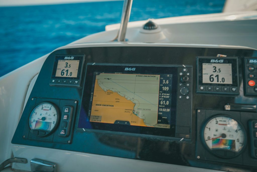 Traceur de cartes ou tablette : quel système de navigation convient le mieux aux voiliers ?