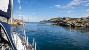 Die schwedischen Schären mit dem Segelboot entdecken: Routen, Häfen und Navigation
