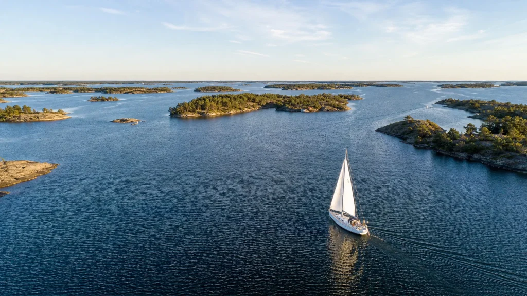 Découvrir l'archipel suédois en voilier : itinéraires, ports et navigation