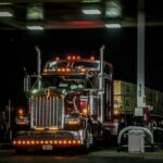 Amerikanischer Truck an nachts an einer Tankstelle