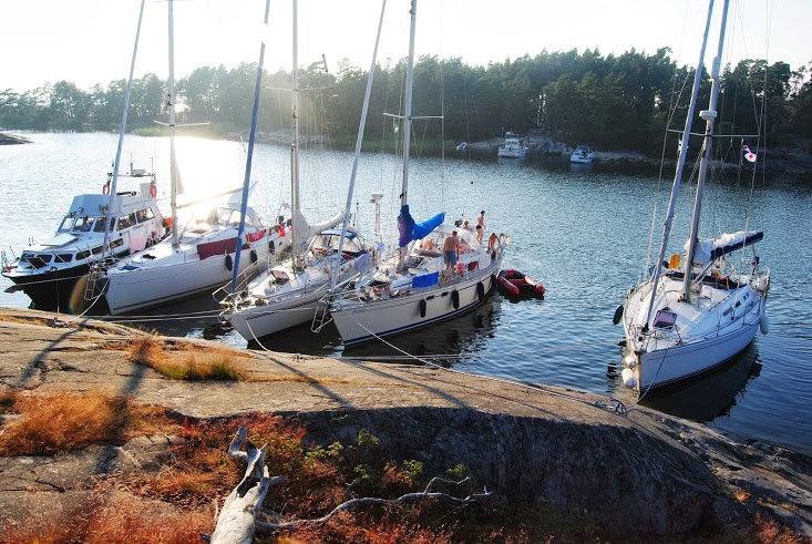 ARC Baltic Sailing Rally - Mit dem Bug am Felsen in den Finnischen Schären. Foto: Dick Mander
